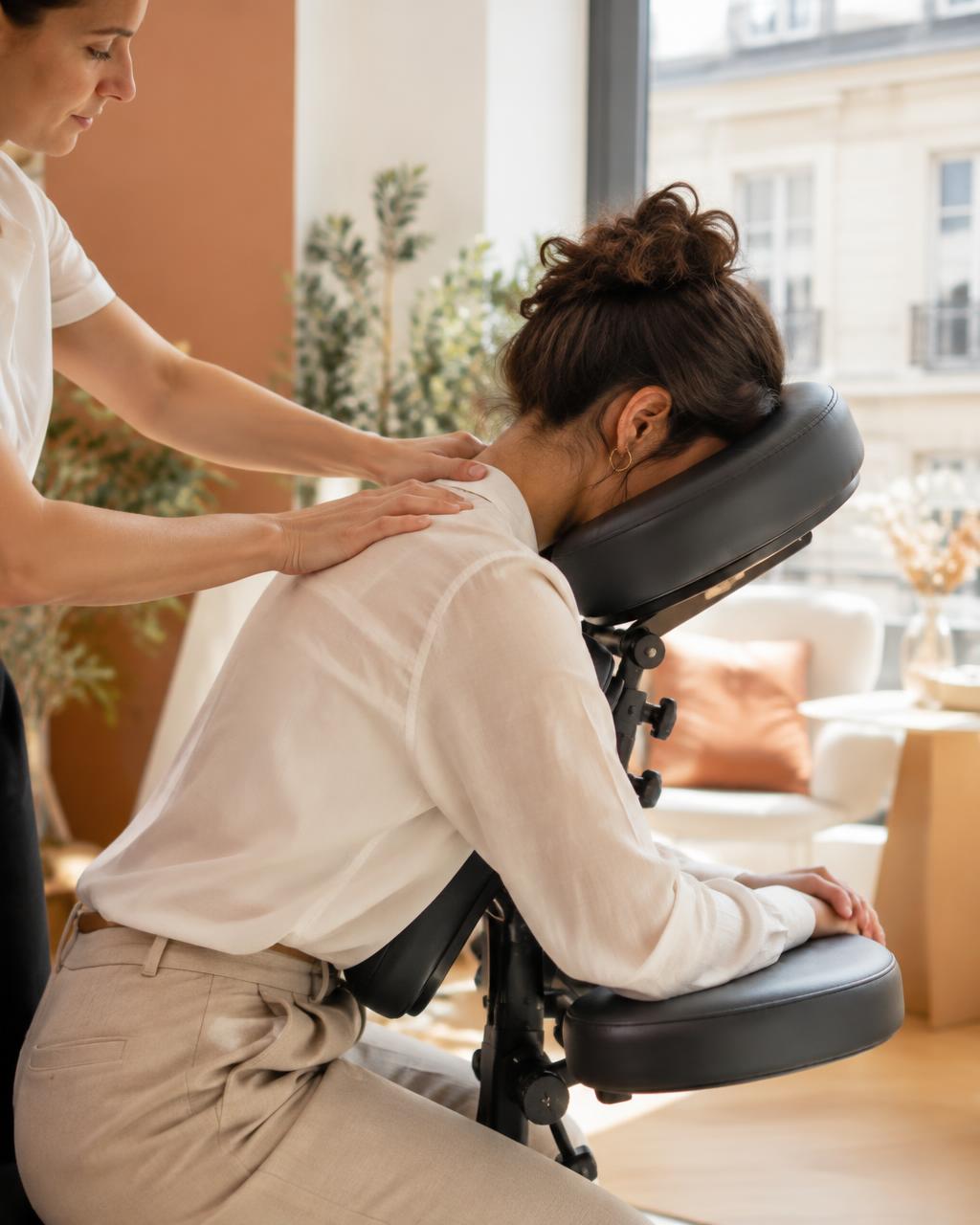 Massage des épaules sur chaise ergonomique dans un bureau